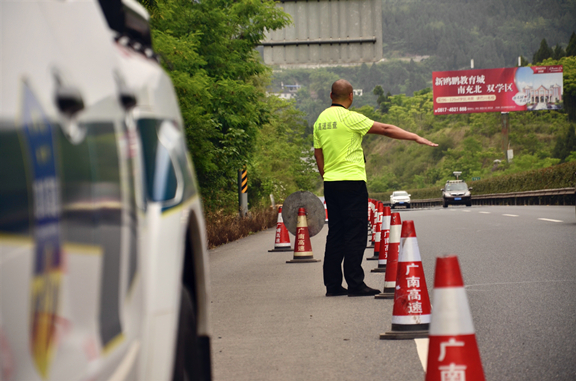 防震减灾 警钟长鸣 ——广南高速开展防震减灾应急抢险实战演练(图1)