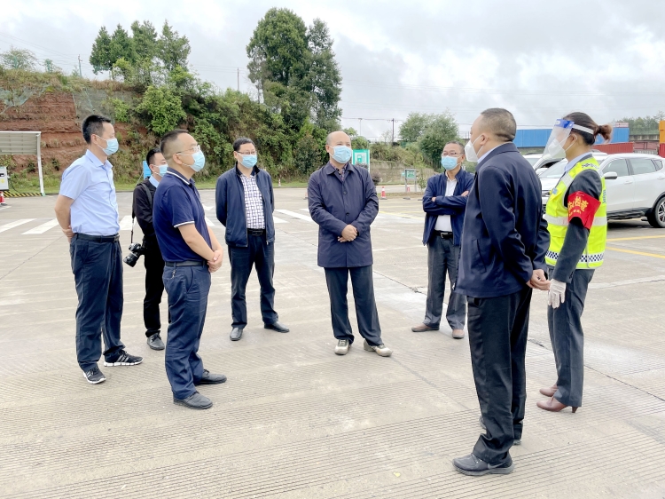 0924 广元市交通局党组副书记、副局长秦乔昌一行督导检查苍溪服务区疫情防控工作1.JPG