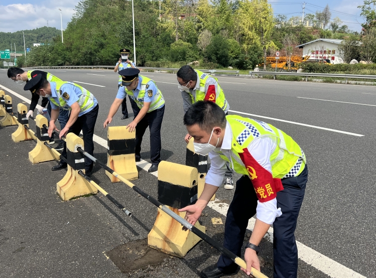 战疫保畅两不误  快速处置勇担当—广南公司高效处置南充北收费站排堵保畅突发事件3.jpg