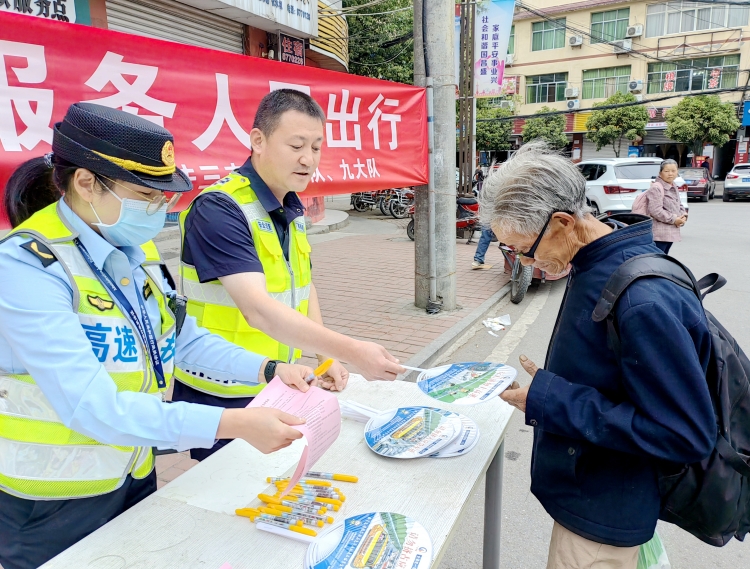 广南公司广元管理处积极组织开展“保障公路畅通  服务人民出行”主题宣传活动2.jpg