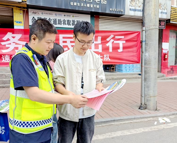 广南公司广元管理处积极组织开展“保障公路畅通  服务人民出行”主题宣传活动3.jpg