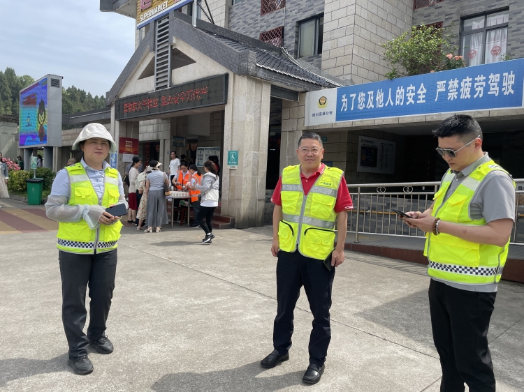 广南公司党委副书记、董事、总经理张忠林督导检查辖区“五一”保通保畅工作