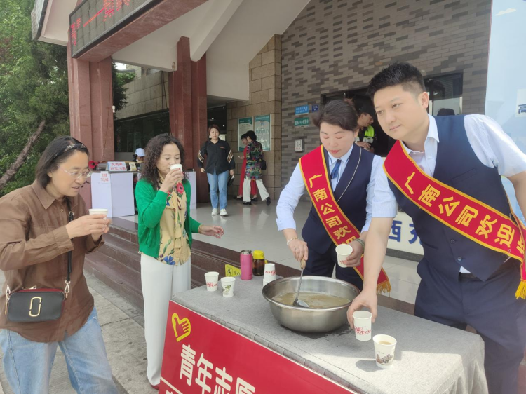 广南高速积极开展“清凉相伴”文明服务提质升级活动