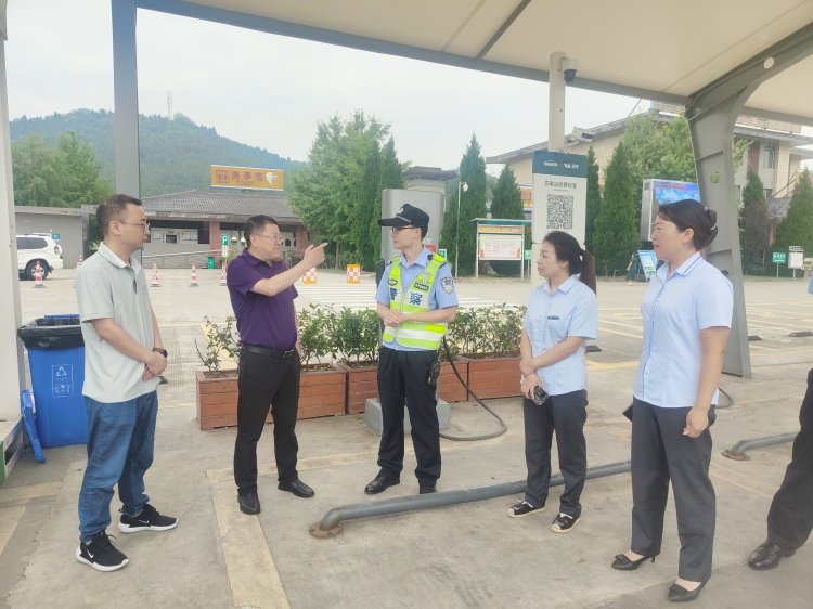 广南公司党委副书记、董事、总经理张忠林一行督导检查沿线服务区安全工作