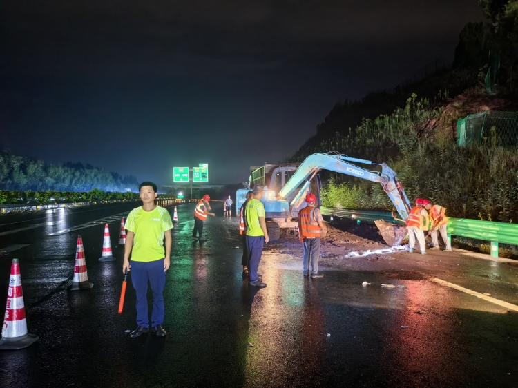 南充管理处路产管护一中队快速处置货车淤泥倾洒事件