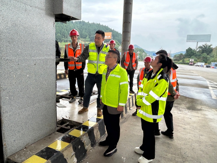 广南公司党委委员、副总经理、工会主席赵维平深入一线调研收费系统运行情况 广南公司党委委员、副总经理、工会主席赵维平深入一线调研收费系统运行情况