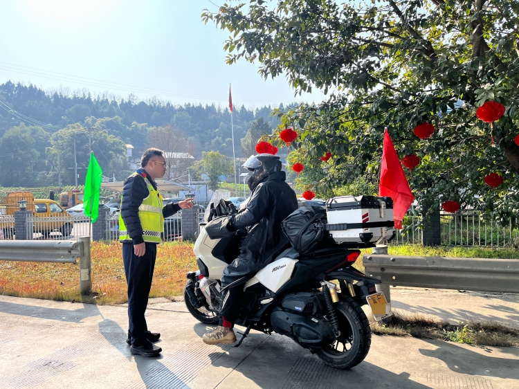 春运保畅守平安　暖心服务伴归途 ——阆中收费站扎实开展春运安全保障工作