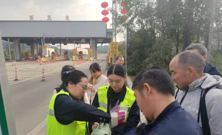 春运路上　总有一盏灯为你亮着