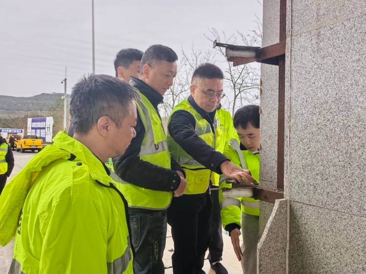 紧盯隐患整改 聚力提质增效——广南公司党委委员、副总经理、工会主席赵维平一行 督导调研治超称台改造及车道立柱维修项目