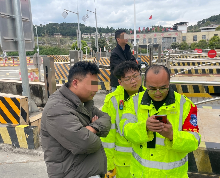 驻站值守严查验　保通保畅护民生——广南公司稽查队开展绿通车辆专项稽查行动