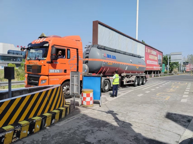 阆中收费站扎实开展危化品车辆劝返工作