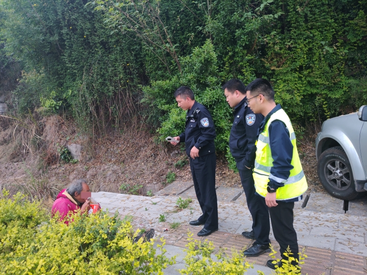 清明坚守暖人心——苍溪收费站妥善救助精神异常老人