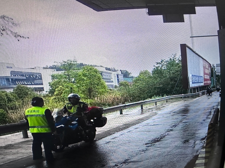 硬核坚守！阆中站拦下6辆违规摩托车