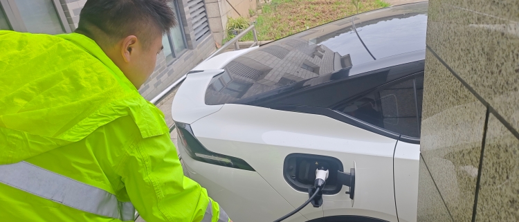 广元管理处维护队暖心救助显担当　高速服务暖民心