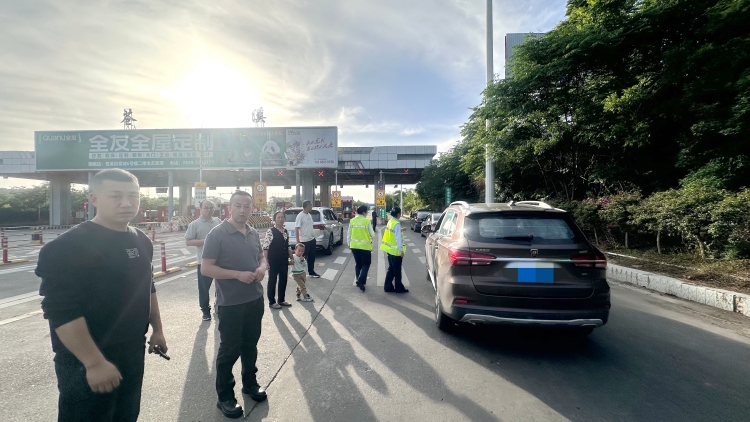 封道不封情　全力保畅通 ——广南高速苍溪收费站全力做好入口临时封闭期间缓堵保畅工作