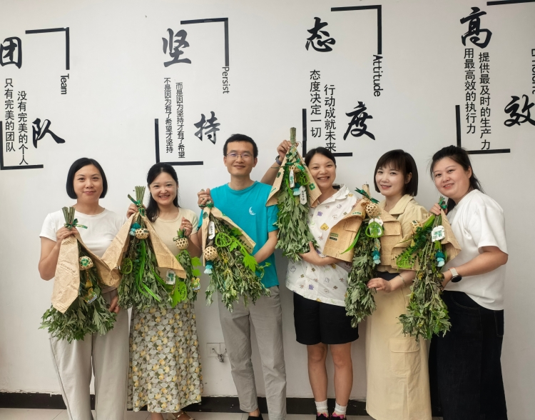 南充北收费站开展“艾草端午·巧手传福”团建活动