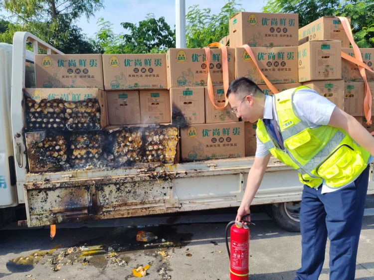 货车货物突发起火　流马收费站暖心施救显担当